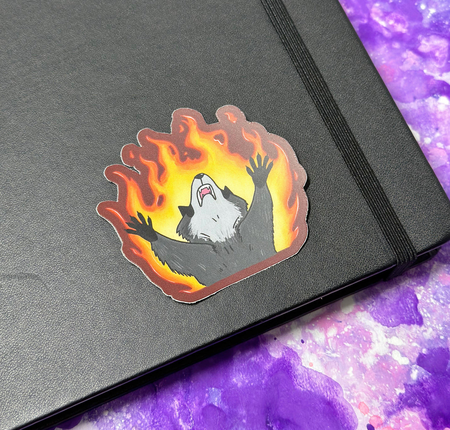 Pesukarhu liekeissä - Säänkestävä tarra