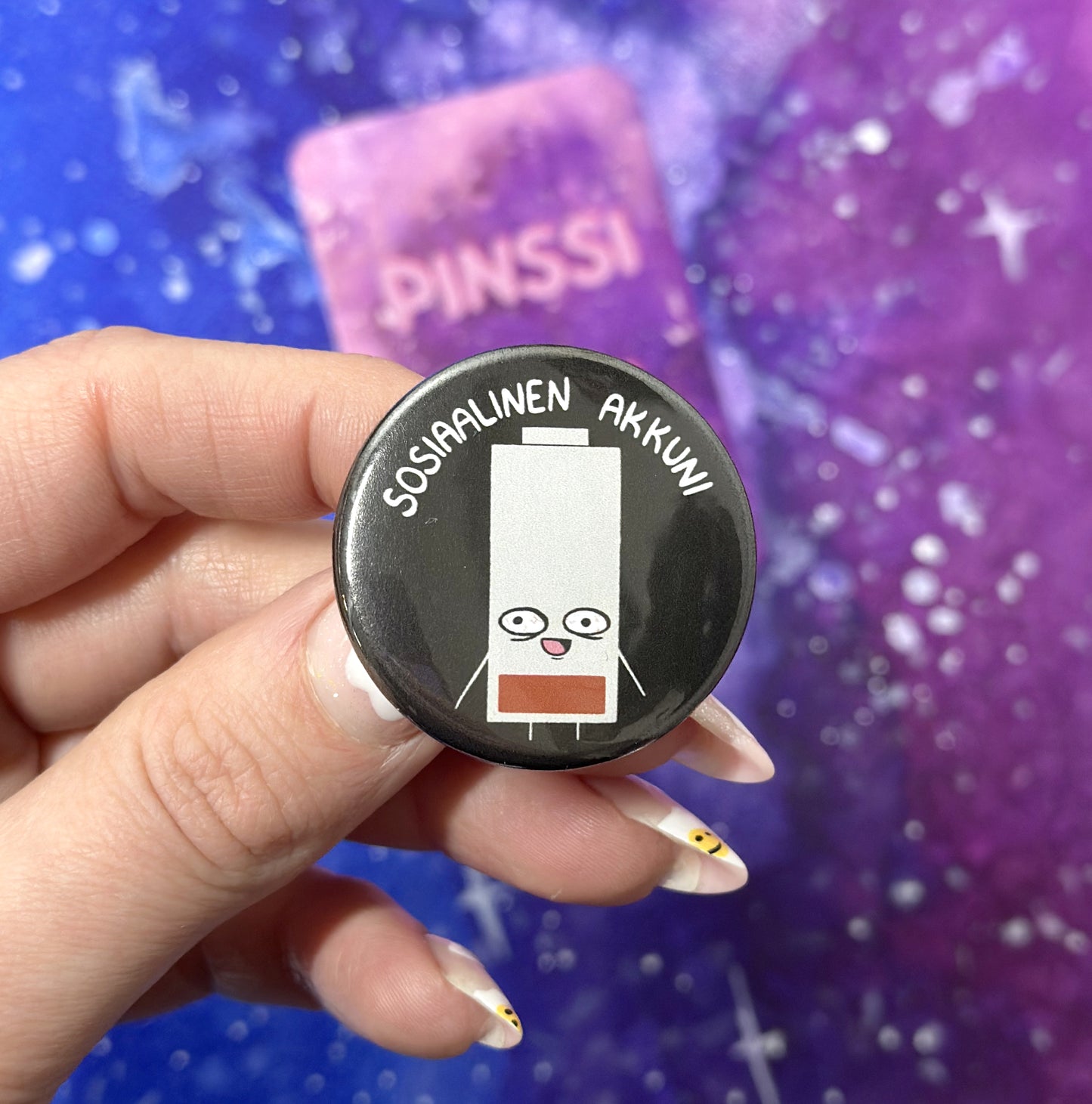 Sosiaalinen akkuni - Pinssi