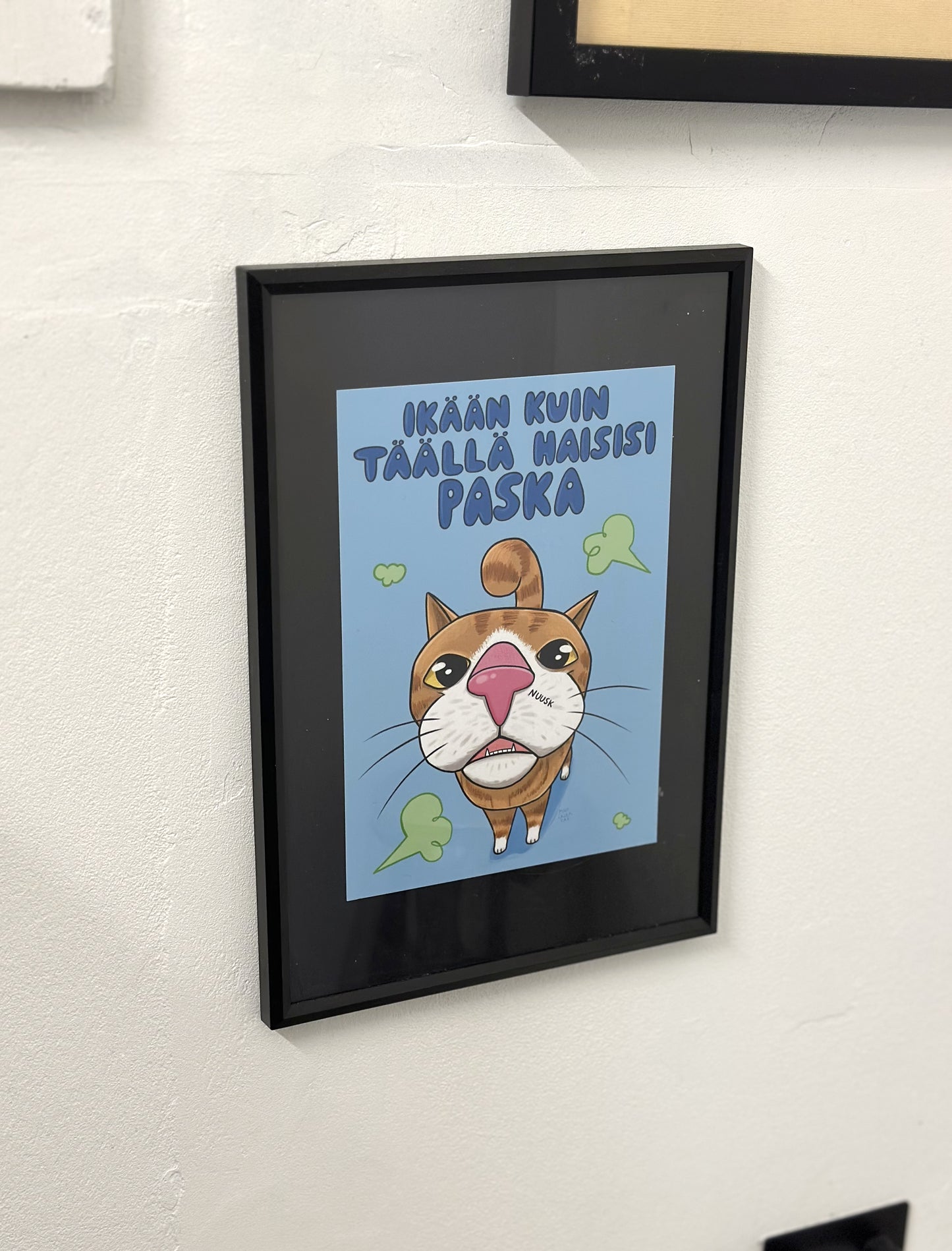 Ikään kuin täällä haisisi paska - Sisustuskuva A5